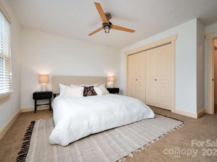 20 Grandview Drive, Asheville, NC 28806.  MLS# CAR4254983, YatesRealty ID 16343. Spacious primary bedroom