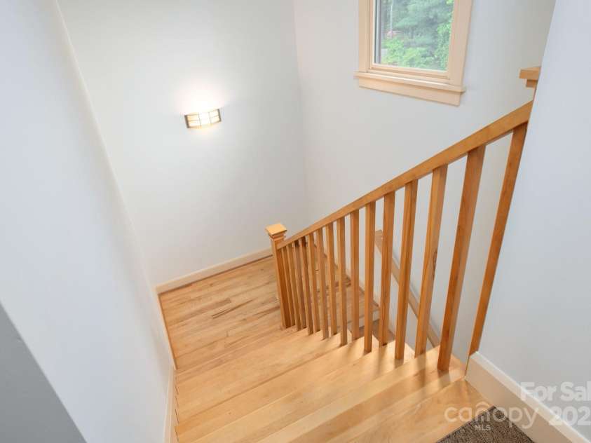 20 Grandview Drive, Asheville, NC 28806.  MLS# CAR4254983, YatesRealty ID 16343. Stairway to the upper level