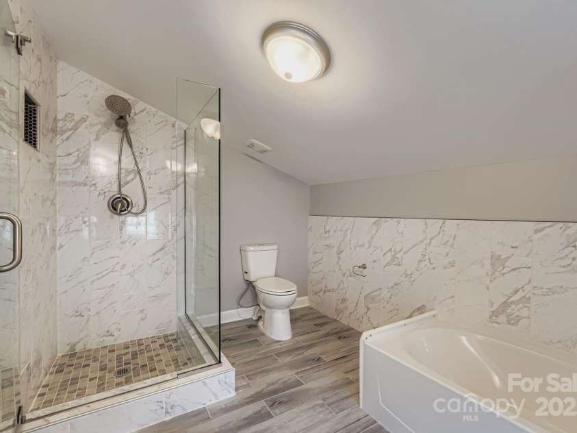 420 Jackson Street, Salisbury, NC 28144.  MLS# CAR4313681, YatesRealty ID 16345. 2nd Master Bath – Upper Floor