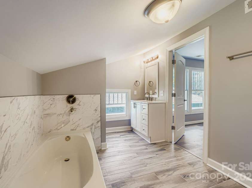 420 Jackson Street, Salisbury, NC 28144.  MLS# CAR4313681, YatesRealty ID 16345. 2nd Master Bath – Upper Floor