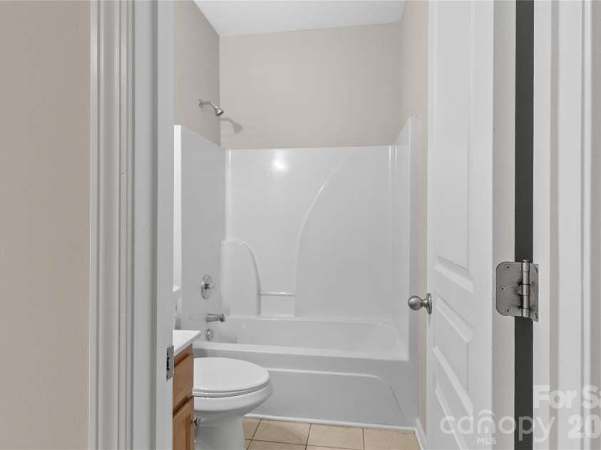 8711 Westwind Point Drive, Cornelius, NC 28031.  MLS# CAR4367141, YatesRealty ID 16348. 2nd Full bathroom