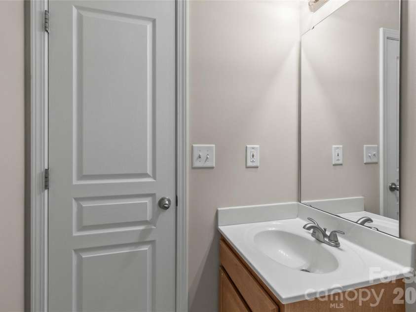 8711 Westwind Point Drive, Cornelius, NC 28031.  MLS# CAR4367141, YatesRealty ID 16348. 2nd Full Bathroom