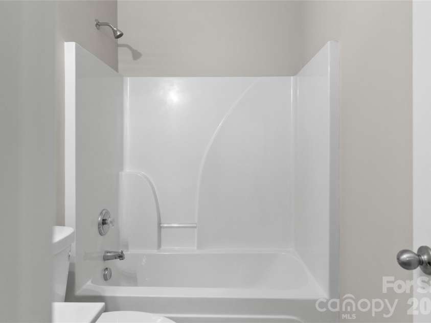 8711 Westwind Point Drive, Cornelius, NC 28031.  MLS# CAR4367141, YatesRealty ID 16348. 2nd Full Bathroom