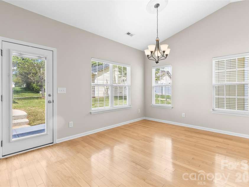 8711 Westwind Point Drive, Cornelius, NC 28031.  MLS# CAR4367141, YatesRealty ID 16348. Breakfast room