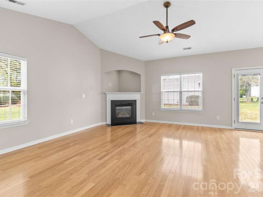 8711 Westwind Point Drive, Cornelius, NC 28031.  MLS# CAR4367141, YatesRealty ID 16348. Great room with vaulted ceiling
