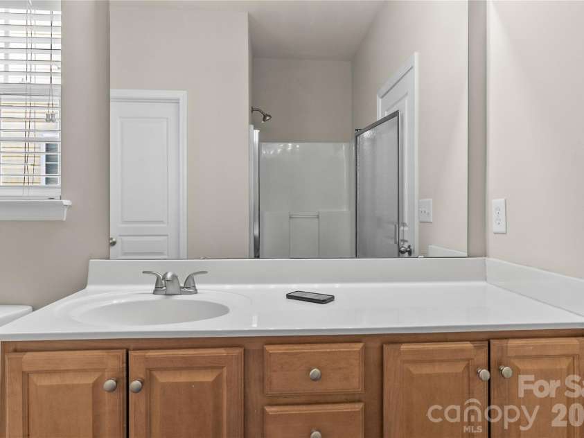 8711 Westwind Point Drive, Cornelius, NC 28031.  MLS# CAR4367141, YatesRealty ID 16348. Primary suite bathroom