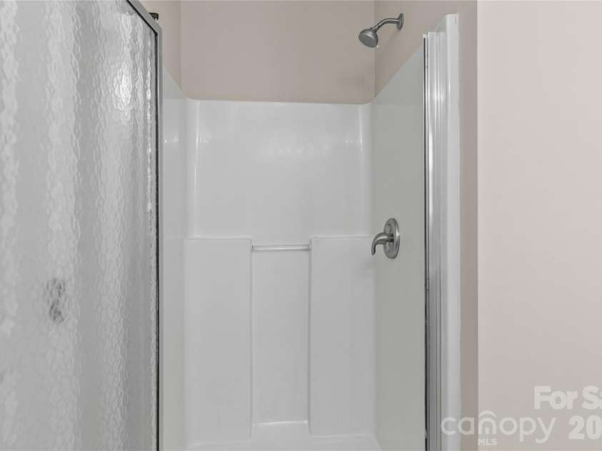 8711 Westwind Point Drive, Cornelius, NC 28031.  MLS# CAR4367141, YatesRealty ID 16348. Primary suite bathroom