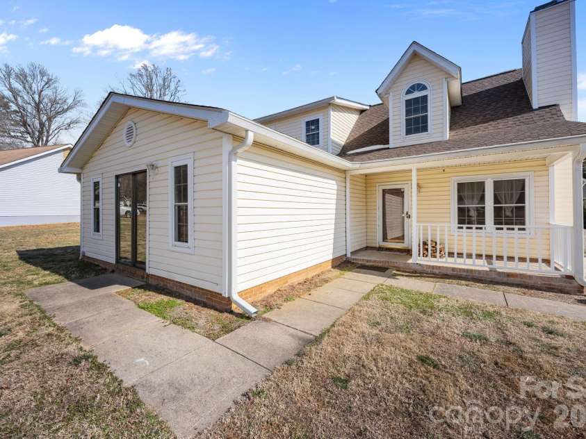 5400 Barnview Court, Charlotte, NC 28269.  MLS# CAR4344850, YatesRealty ID 1635. 