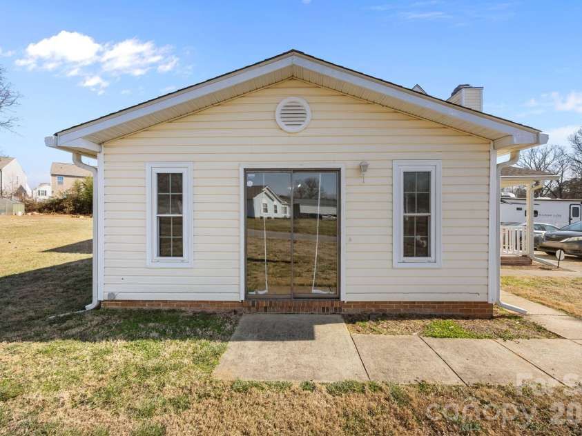 5400 Barnview Court, Charlotte, NC 28269.  MLS# CAR4344850, YatesRealty ID 1635. 