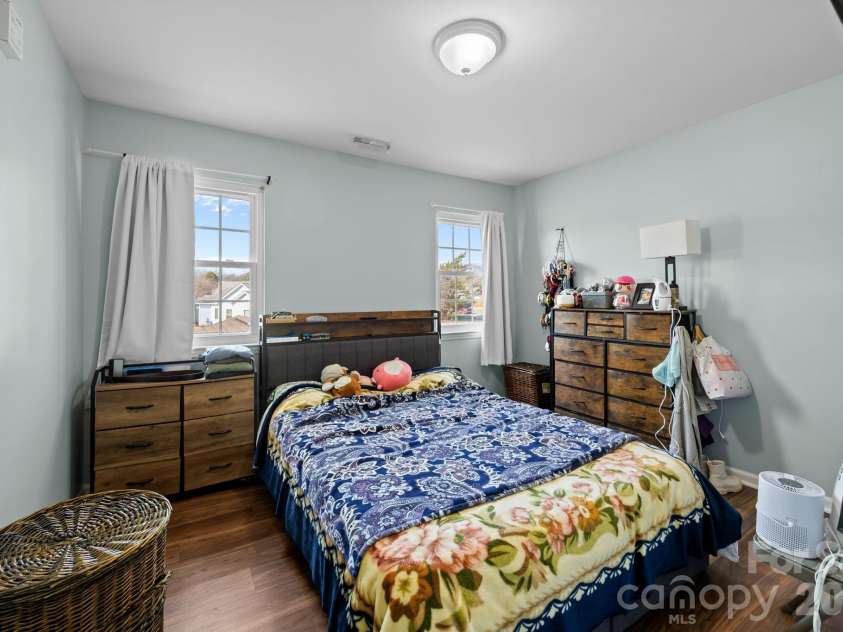 5400 Barnview Court, Charlotte, NC 28269.  MLS# CAR4344850, YatesRealty ID 1635. 