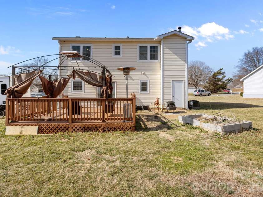 5400 Barnview Court, Charlotte, NC 28269.  MLS# CAR4344850, YatesRealty ID 1635. 