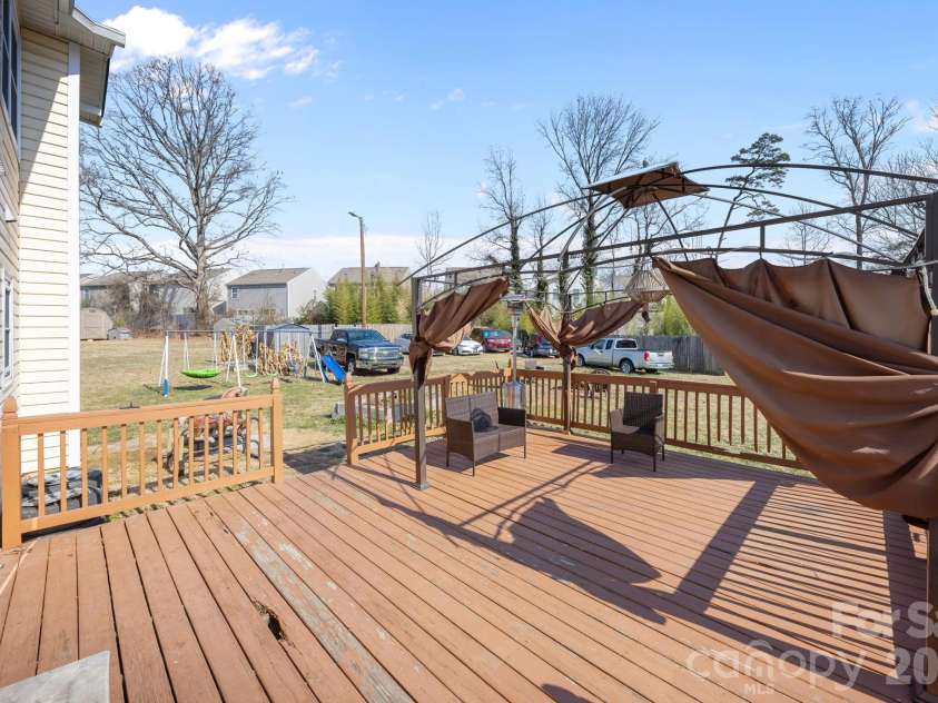 5400 Barnview Court, Charlotte, NC 28269.  MLS# CAR4344850, YatesRealty ID 1635. 