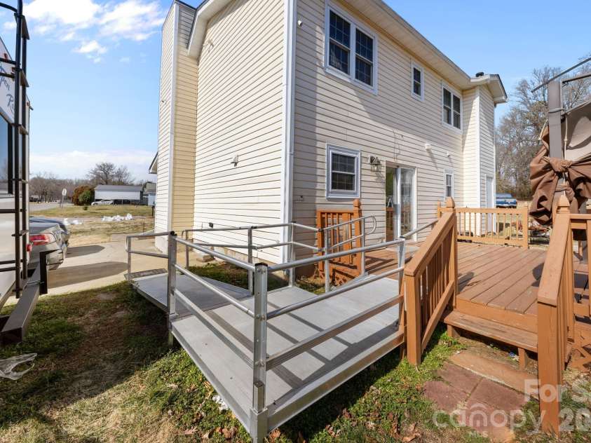 5400 Barnview Court, Charlotte, NC 28269.  MLS# CAR4344850, YatesRealty ID 1635. 