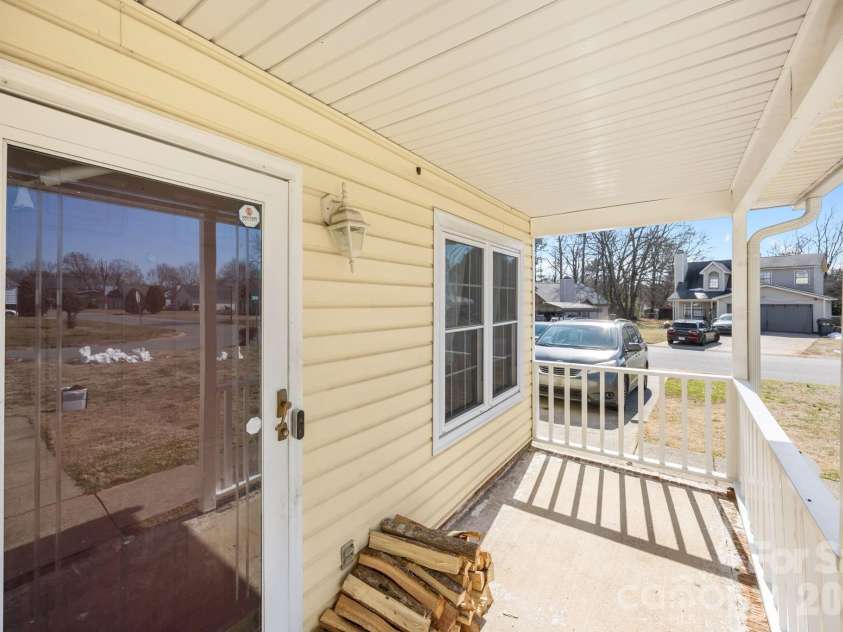 5400 Barnview Court, Charlotte, NC 28269.  MLS# CAR4344850, YatesRealty ID 1635. 