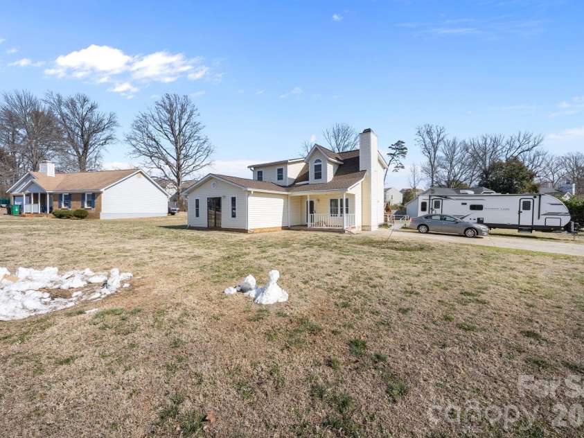 5400 Barnview Court, Charlotte, NC 28269.  MLS# CAR4344850, YatesRealty ID 1635. 