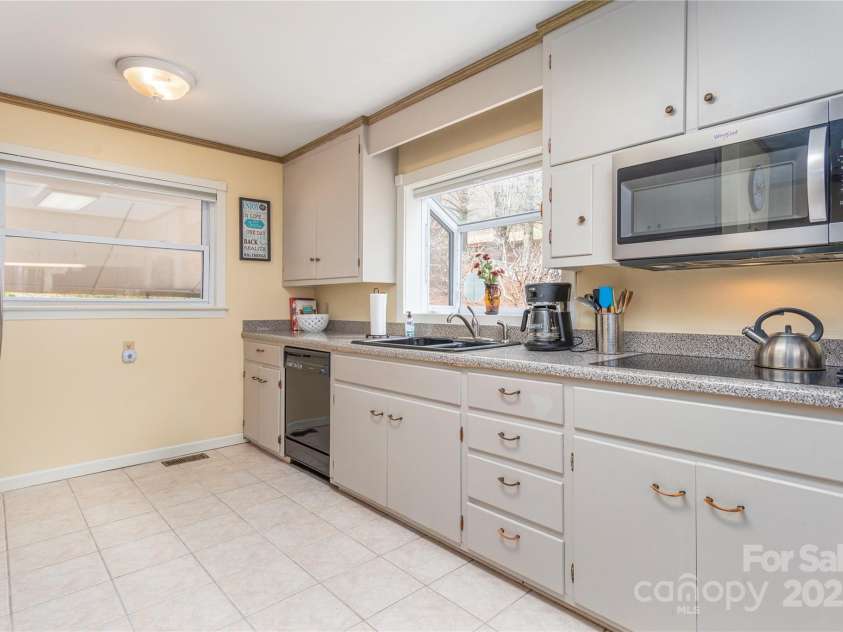 55 Grove Park, Waynesville, NC 28786.  MLS# CAR4302254, YatesRealty ID 1635. 