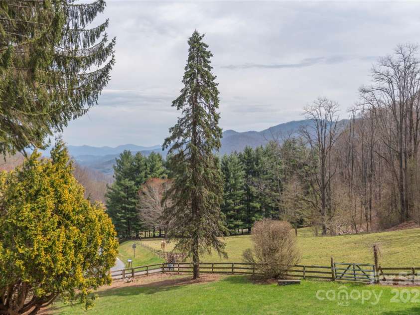 55 Grove Park, Waynesville, NC 28786.  MLS# CAR4302254, YatesRealty ID 1635. 
