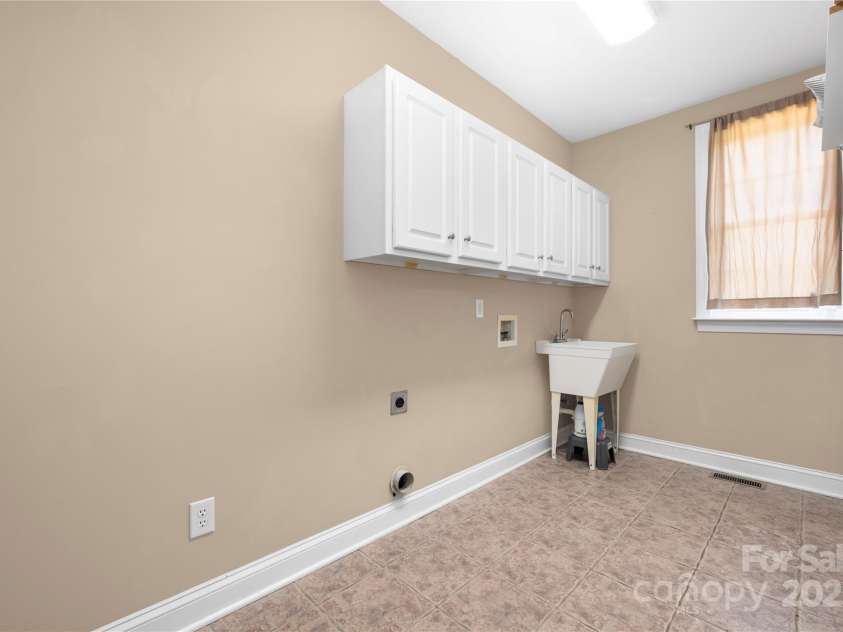 140 Hunters Hill Drive, Statesville, NC 28677.  MLS# CAR4280552, YatesRealty ID 16350. 