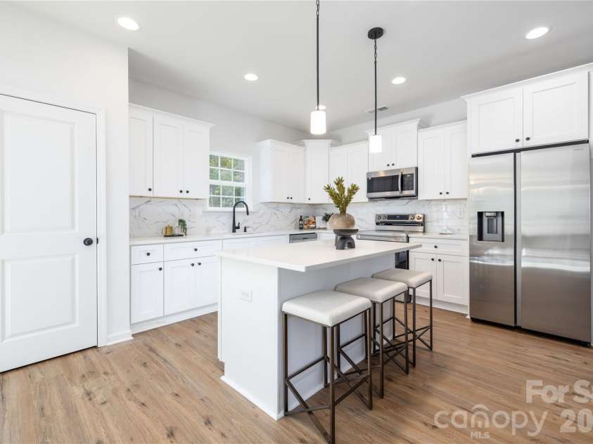 537 Dawn Circle, Charlotte, NC 28213.  MLS# CAR4344459, YatesRealty ID 16350. Representation