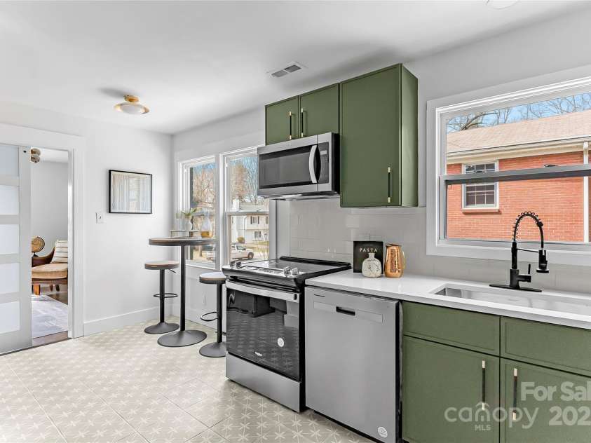 5825 Ruth Drive, Charlotte, NC 28215.  MLS# CAR4224951, YatesRealty ID 16351. 