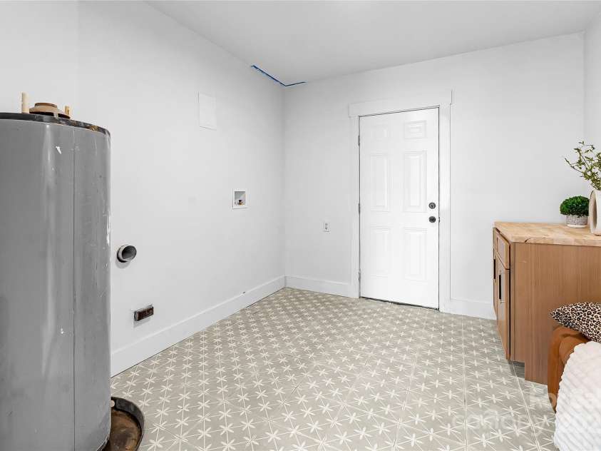 5825 Ruth Drive, Charlotte, NC 28215.  MLS# CAR4224951, YatesRealty ID 16351. 