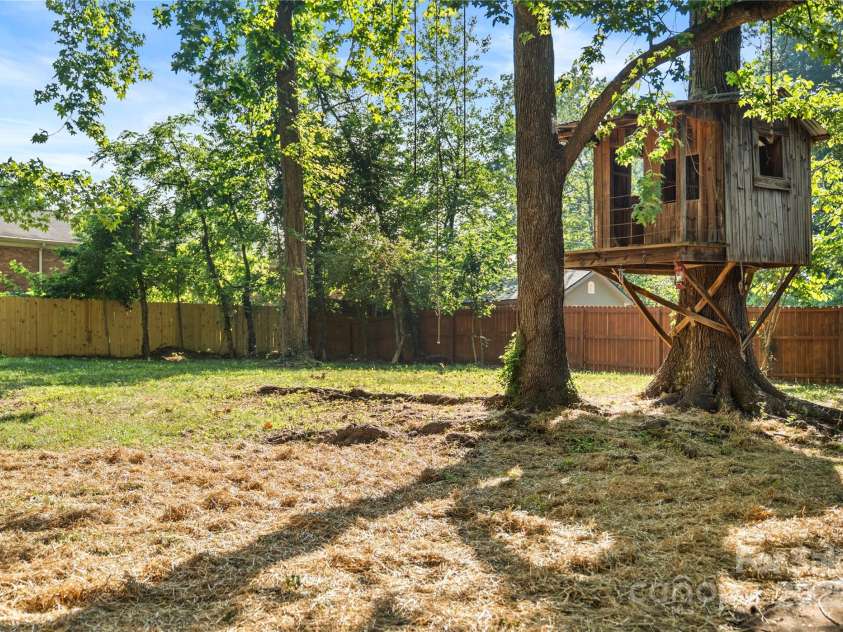 5825 Ruth Drive, Charlotte, NC 28215.  MLS# CAR4224951, YatesRealty ID 16351. 