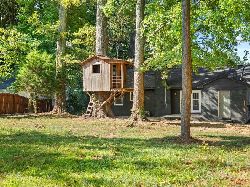 5825 Ruth Drive, Charlotte, NC 28215.  MLS# CAR4224951, YatesRealty ID 16351. 