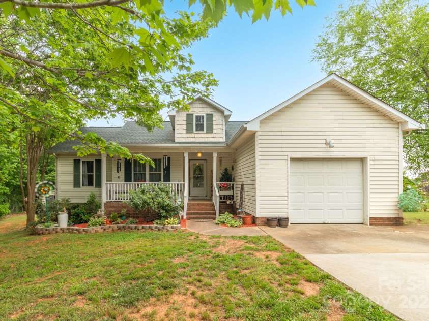 3790 Lynnview Court, Maiden, NC 28650.  MLS# CAR4243688, YatesRealty ID 16355. 