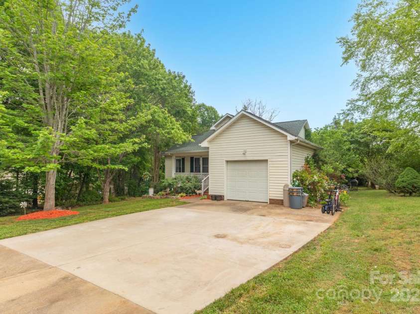 3790 Lynnview Court, Maiden, NC 28650.  MLS# CAR4243688, YatesRealty ID 16355. 