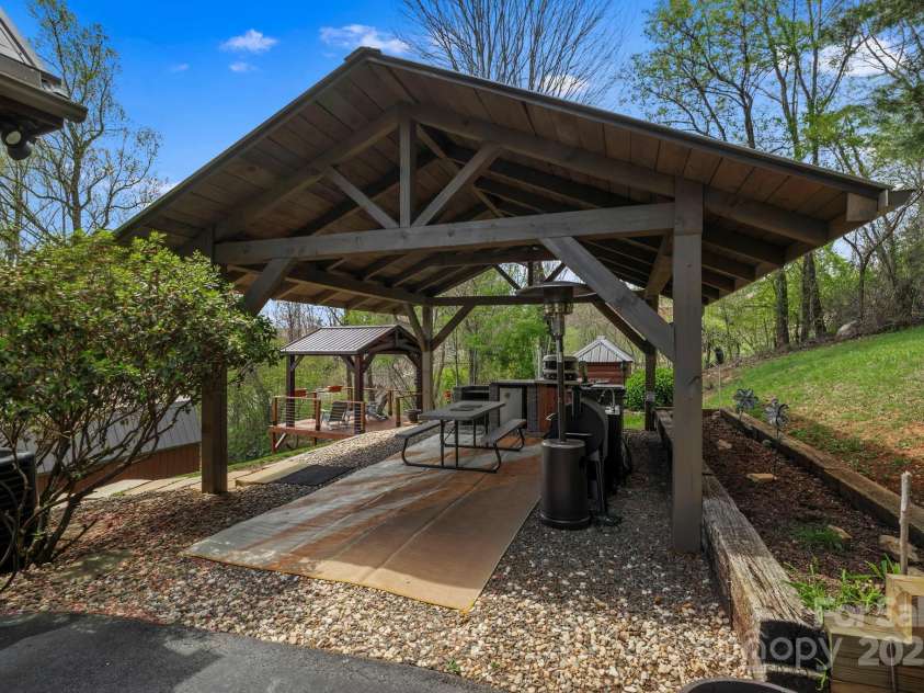 231 Comfort Place, Burnsville, NC 28714.  MLS# CAR4248457, YatesRealty ID 16356. 