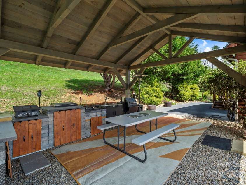 231 Comfort Place, Burnsville, NC 28714.  MLS# CAR4248457, YatesRealty ID 16356. 
