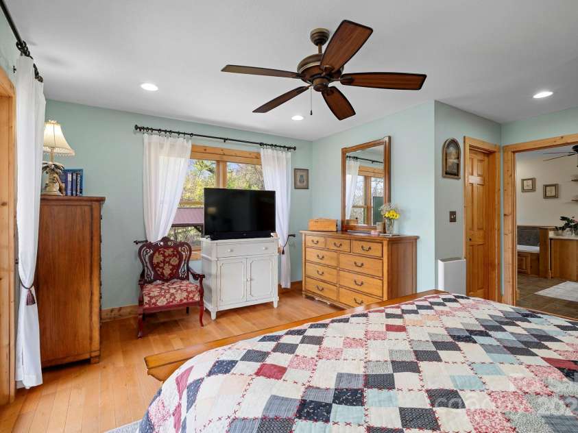 231 Comfort Place, Burnsville, NC 28714.  MLS# CAR4248457, YatesRealty ID 16356. 