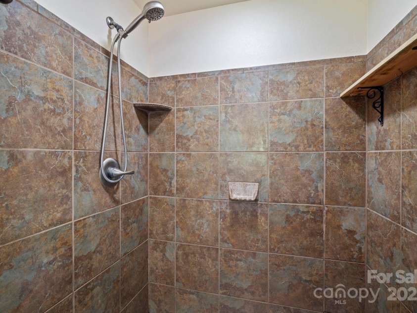 231 Comfort Place, Burnsville, NC 28714.  MLS# CAR4248457, YatesRealty ID 16356. 