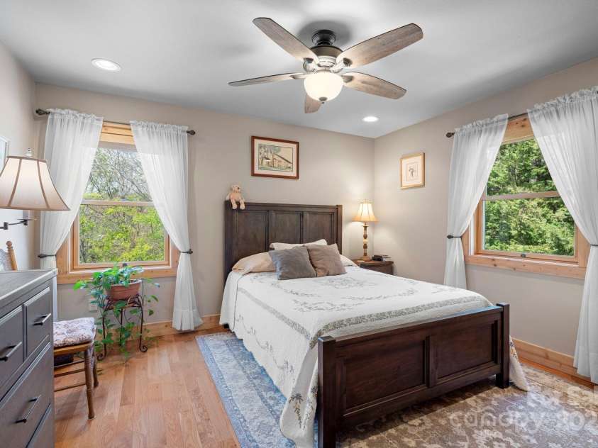 231 Comfort Place, Burnsville, NC 28714.  MLS# CAR4248457, YatesRealty ID 16356. 