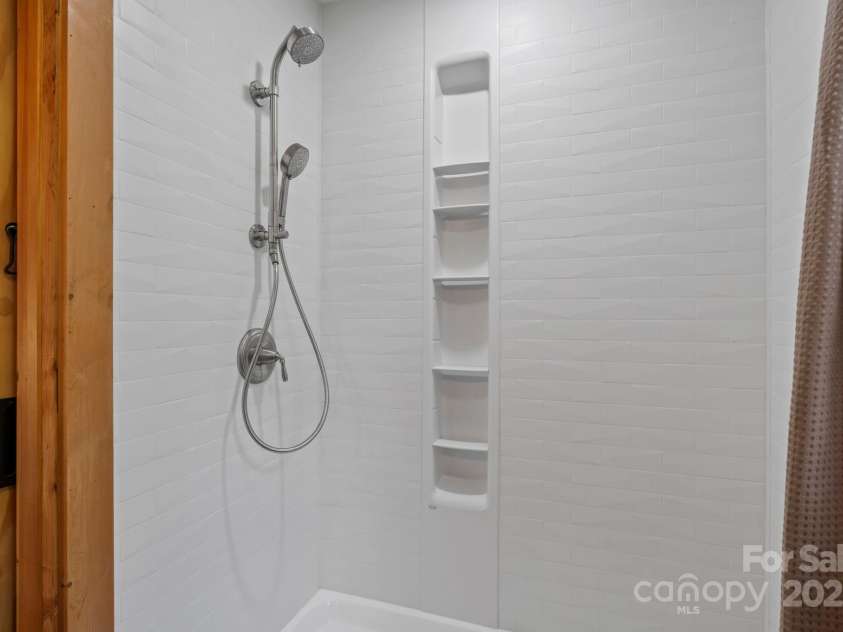 231 Comfort Place, Burnsville, NC 28714.  MLS# CAR4248457, YatesRealty ID 16356. 