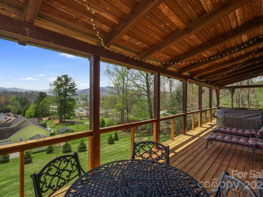 231 Comfort Place, Burnsville, NC 28714.  MLS# CAR4248457, YatesRealty ID 16356. 