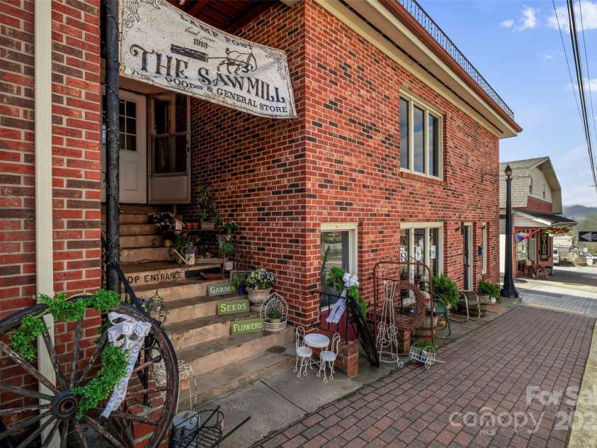 231 Comfort Place, Burnsville, NC 28714.  MLS# CAR4248457, YatesRealty ID 16356. Downtown Burnsville