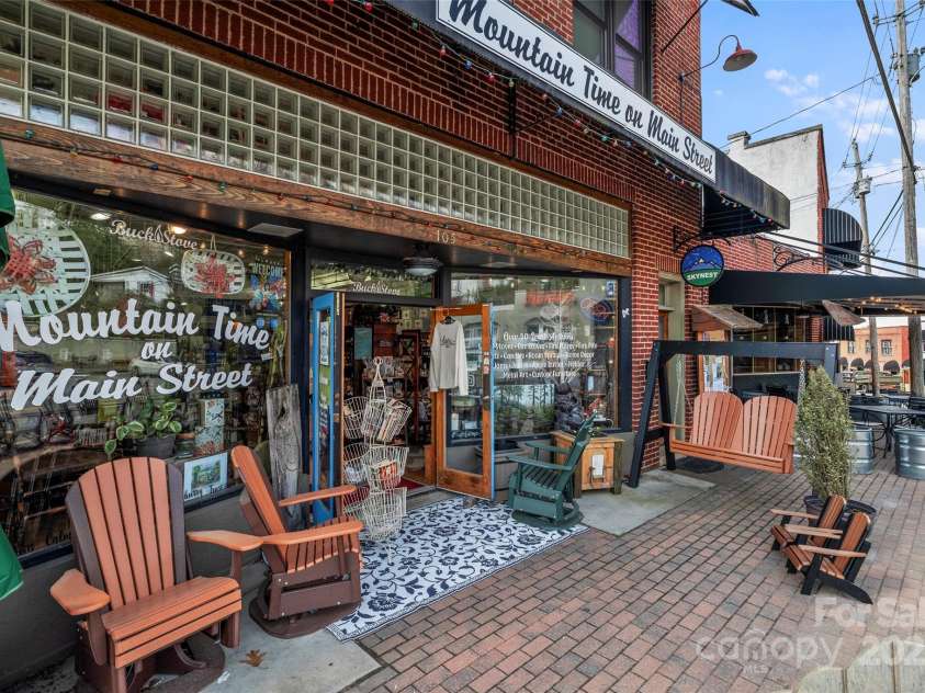 231 Comfort Place, Burnsville, NC 28714.  MLS# CAR4248457, YatesRealty ID 16356. Downtown Burnsville