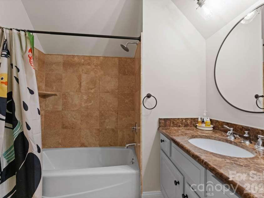 4501 Oglukian Road, Charlotte, NC 28226.  MLS# CAR4354683, YatesRealty ID 16356. Full Bath 5