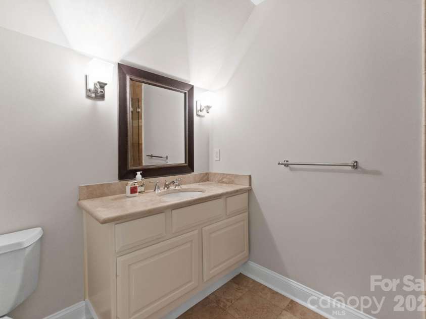 4501 Oglukian Road, Charlotte, NC 28226.  MLS# CAR4354683, YatesRealty ID 16356. Full Bath 6