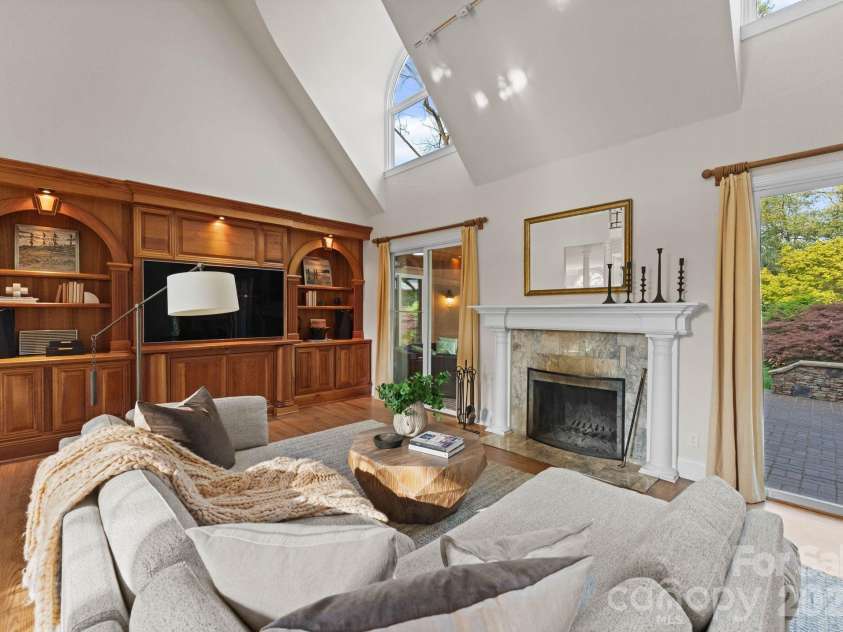 4501 Oglukian Road, Charlotte, NC 28226.  MLS# CAR4354683, YatesRealty ID 16356. Great Room 