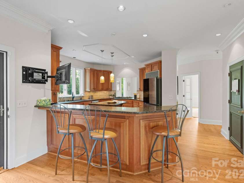 4501 Oglukian Road, Charlotte, NC 28226.  MLS# CAR4354683, YatesRealty ID 16356. Kitchen 