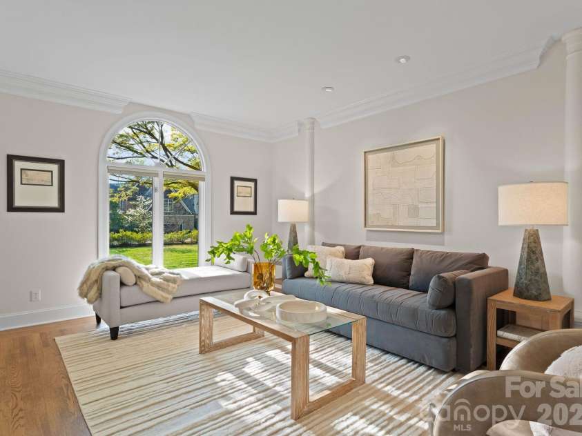 4501 Oglukian Road, Charlotte, NC 28226.  MLS# CAR4354683, YatesRealty ID 16356. Living Room 