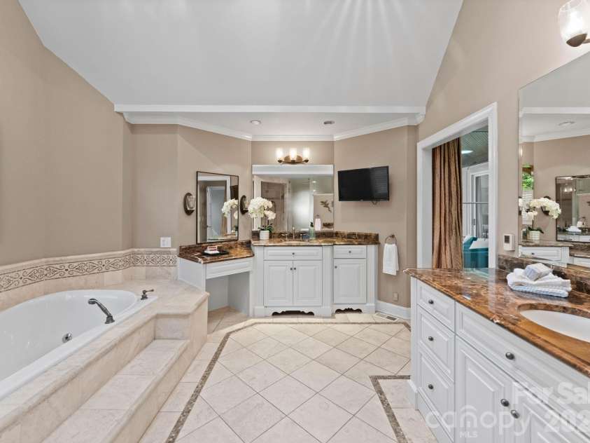 4501 Oglukian Road, Charlotte, NC 28226.  MLS# CAR4354683, YatesRealty ID 16356. Primary Bathroom 