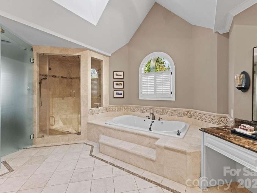4501 Oglukian Road, Charlotte, NC 28226.  MLS# CAR4354683, YatesRealty ID 16356. Primary Bathroom 