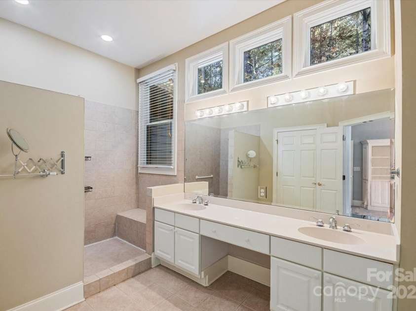 186 Camptown Road, Brevard, NC 28712.  MLS# CAR4316525, YatesRealty ID 16357. Large Primary Bath
