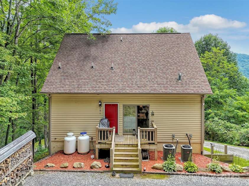 4823 Max Patch Road, Clyde, NC 28721.  MLS# CAR4296114, YatesRealty ID 1636. 