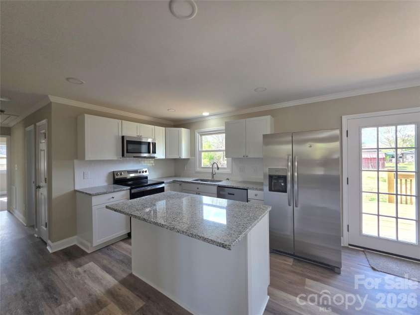 104 Lou Drive, Gastonia, NC 28052.  MLS# CAR4364630, YatesRealty ID 16360. Love this kitchen