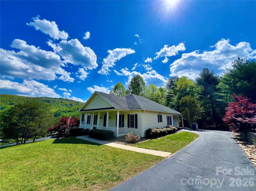 7 Curtis Drive, Hendersonville, NC 28739.  MLS# CAR4372941, YatesRealty ID 16361. Level Front and Back Yard