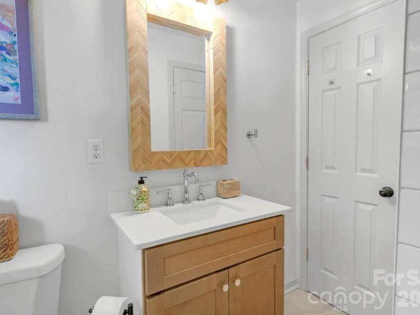 201 Browntown Road, Belmont, NC 28012.  MLS# CAR4363834, YatesRealty ID 16364. Hallway Full Bath